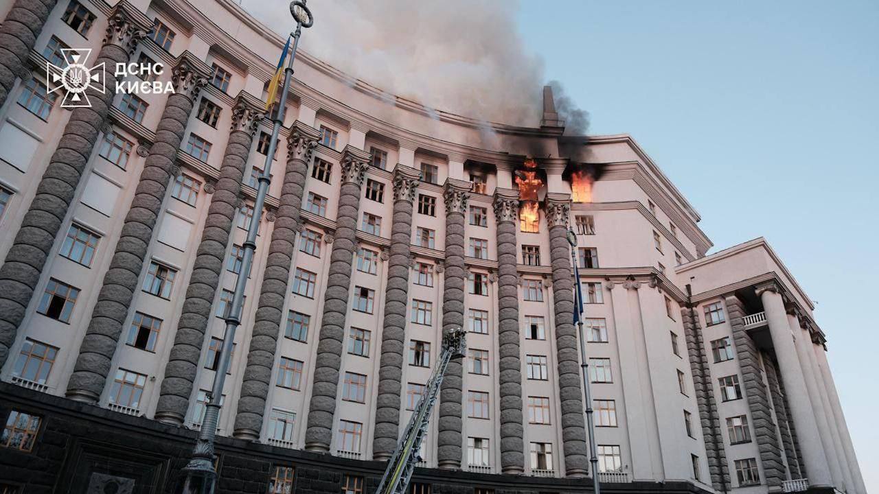 Россия якобы сознательно ударила по Дому правительства в Киеве ракетой без боевой части. Об...