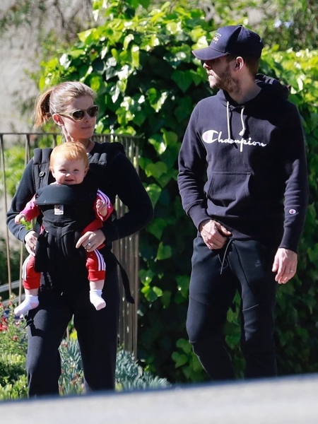 От улыбки станет всем светлей: Кейт Мара и Джейми Белл с подросшей дочерью на прогулке в Лос-Анджелесе От улыбки станет всем светлей: Кейт Мара и Джейми Белл с подросшей дочерью на прогулке в Лос-Анджелесе Дети,Дети знаменитостей