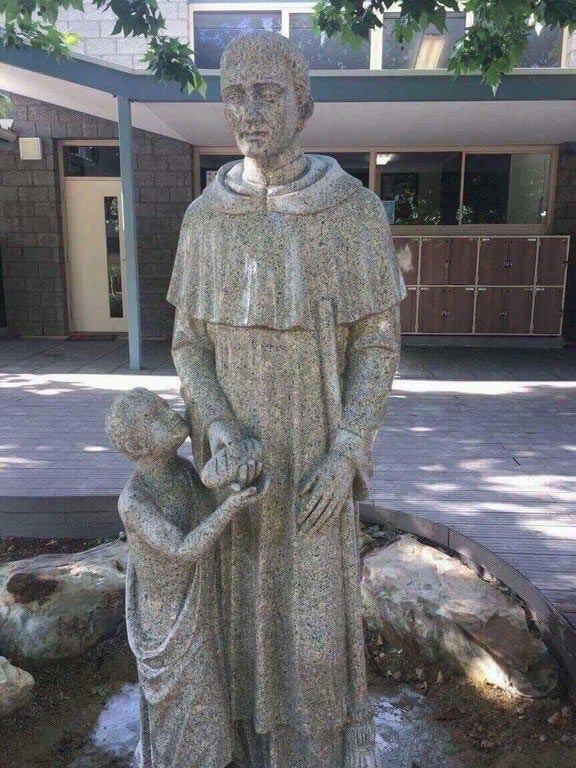 статуя священника, статуя священника и ребёнок, статую священника прикрыли, скульптура священника