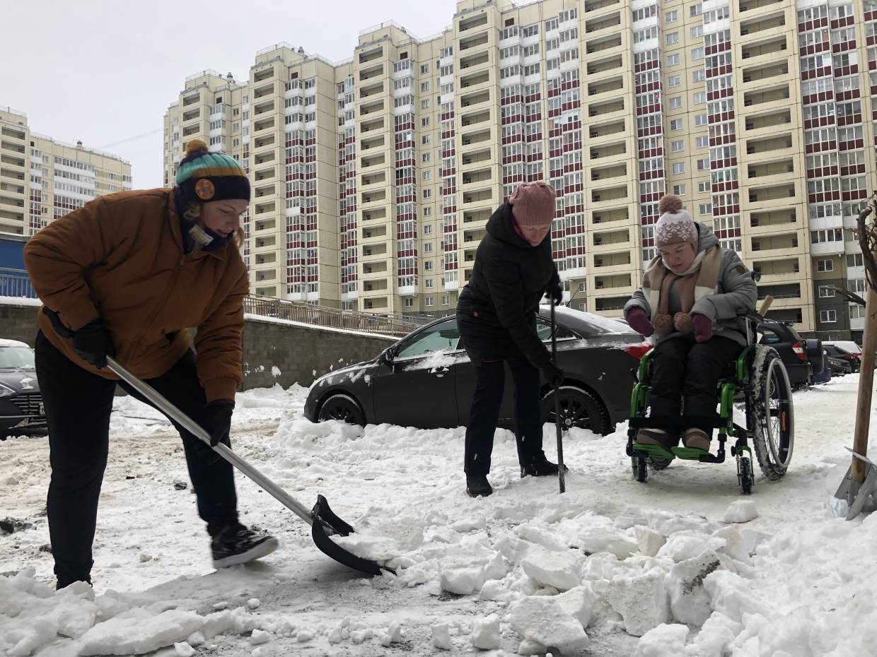 Будничный человек. Будни людей. Колясочника засыпало снегом. Видео с инвалидом-колясочником и уборкой снега оказались постановкой.