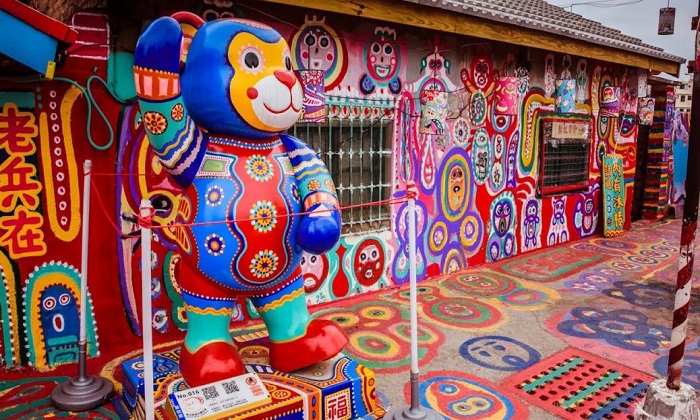 Мультяшные персонажи и киногерои нарисованы не только на стенах, но и сделаны настоящие фигурки (Rainbow Village, Тайвань).