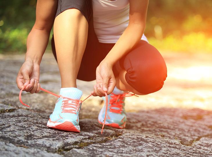 tie-running-shoes-10-daily-habits-that-blast-belly-fat