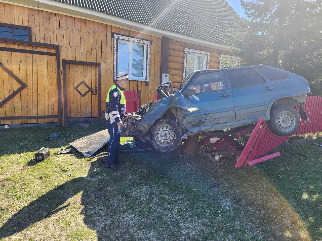 В Свердловской области водитель на большой скорости врезался в забор жилого дома