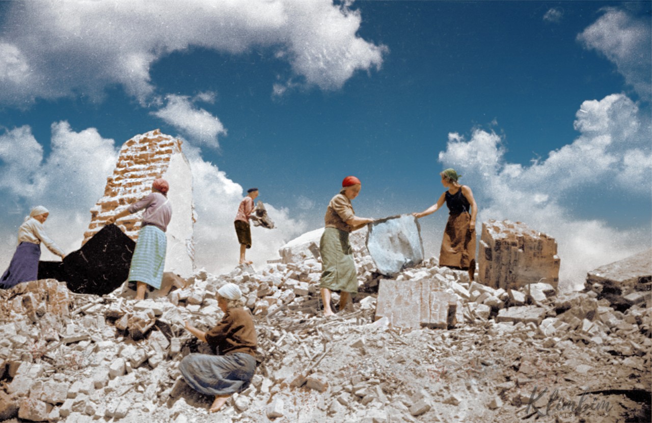 Советские женщины убирают обломки в разрушенных бомбами городах