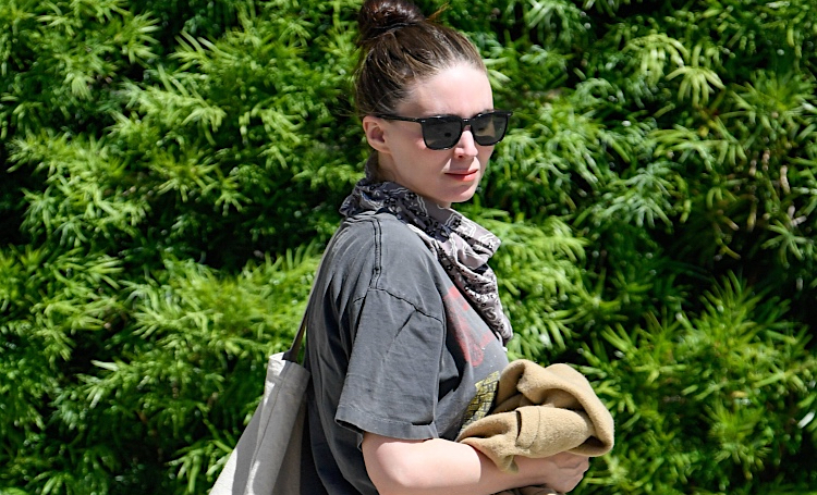 Не спрятаться: Руни Мара пытается скрыть свое положение от папарацци