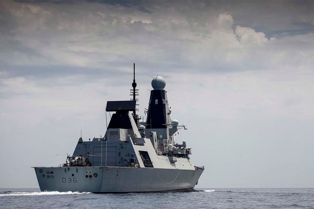 Российский флот открыл предупредительный огонь по британскому эсминцу