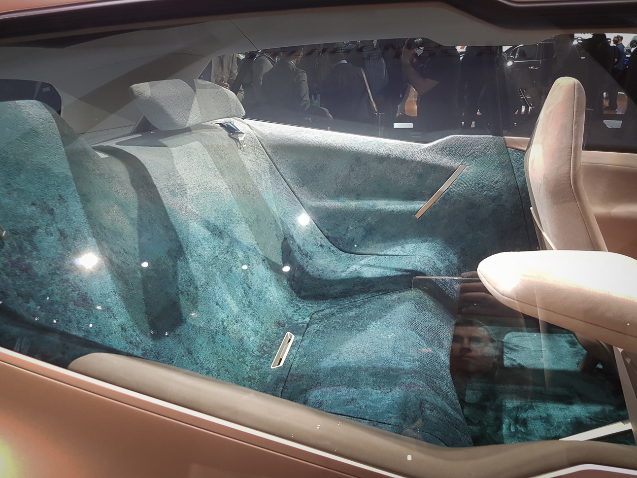 На новые BMW будут ставить руль странной формы марки и модели,Новые модели