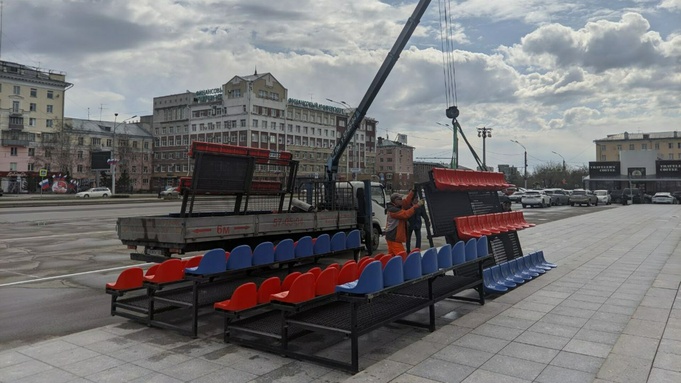 В Барнауле на площади Советов начали монтировать трибуны к 9 мая. Фото
