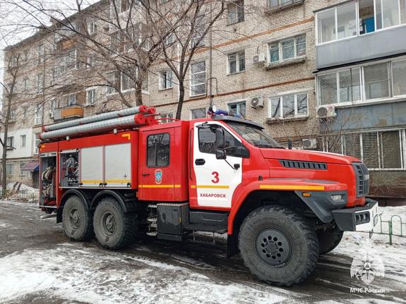 Хабаровские пожарные спасли восемь человек из горящего дома