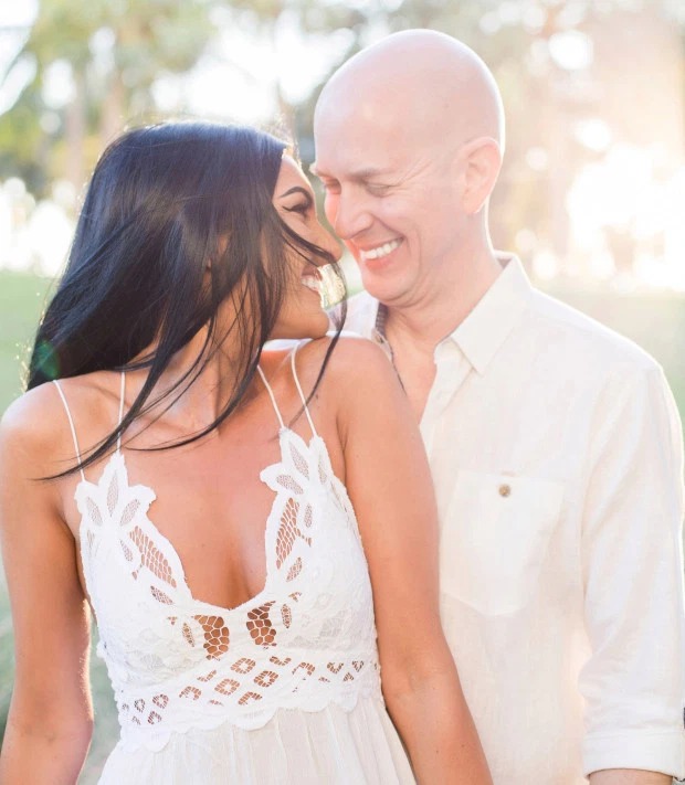 Любовь без границ: пара с 23-летней разницей в возрасте обручилась через месяц после знакомства