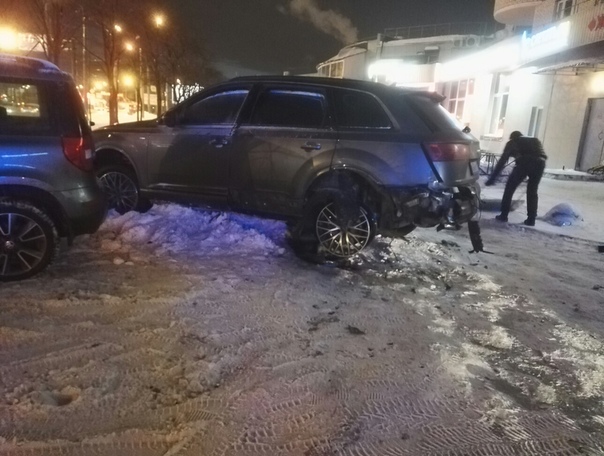 В Петербурге колесо разбило окно на 6-м этаже дороги
