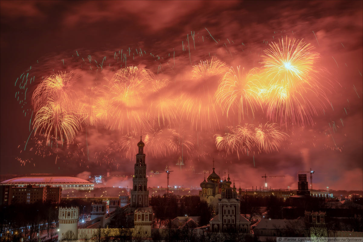 Салют в москве 4 ноября. Новогодний салют Воробьевы горы. Салют Триколор. Салют в осенней Москве. Салюты на Московской площади в СПБ 2022.