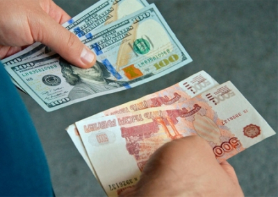 Курс доллара установил антирекорд, опустившись ниже 55 рублей