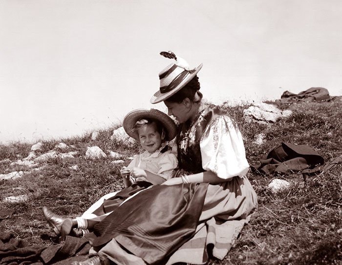 Мать и дочь на прогулке в горах, Австрия ХХ век, винтаж, восстановленные фотографии, европа, кусочки истории, путешествия, старые снимки, фото