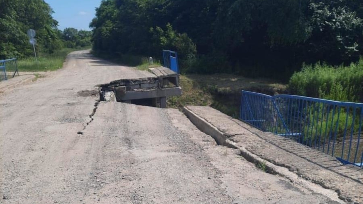 Между двумя селами в Приморье обрушилась часть моста: движение приостановлено