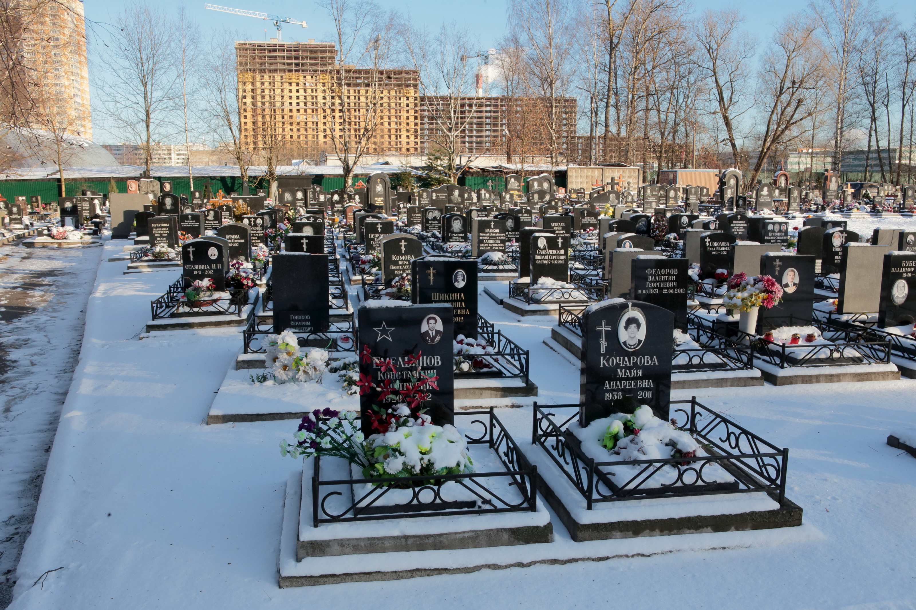 Пьеха жива или умерла. Кладбище в России. Кладбище фото. Семейная могила. Фото могил на кладбище.