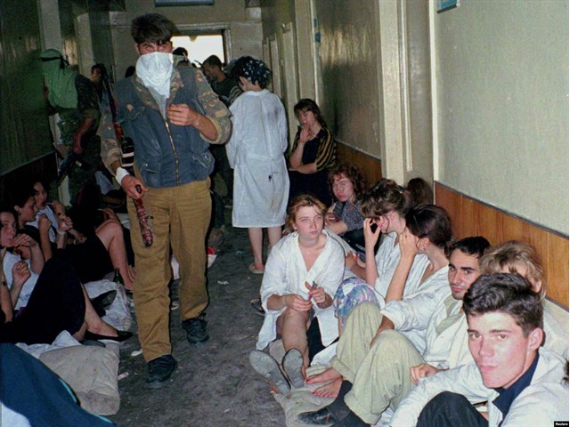 25 лет назад банда Басаева напала на Будённовск. Более 100 человек погибли от рук террористов - 2 часть 25 лет назад банда Басаева напала на Будённовск. Более 100 человек погибли от рук террористов - 2 часть больницы, удалось, боевиков, Подсобные, последний, тысячи, более, человек, около, освободить, переговоров, террористами, освобожденные, осадыЗаложники, охраной, Басаева, одного, здания, коридоре, БуденновскеЗаложники