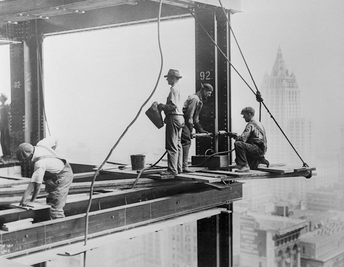 Дух захватывает! 11 ретро-фото, которые доказывают, что 100 лет назад строители-высотники вообще ничего не боялись время, небоскребе, Эмпайрстейтбилдинг, строители, многие, фотографий, ветром, стройке, очень, могло, цифра, снимке, потому, рабочих, сохранилось, нужно, балке, видели, стальной, экономили