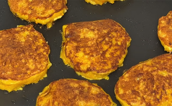 Пышные оладьи из тыквы и яблок: сладость без сахара и лишних калорий - похожая новость на Toplenta