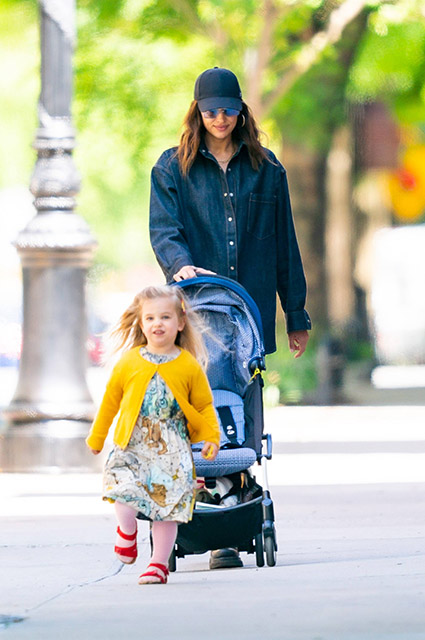 Мамина очередь: Ирина Шейк на прогулке с дочерью Леей в Нью-Йорке Звездные дети