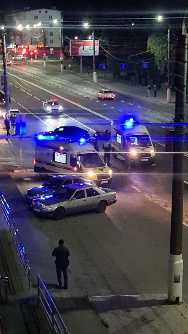 На Волоколамском проспекте в Твери столкнулись автомобиль и мотороллер