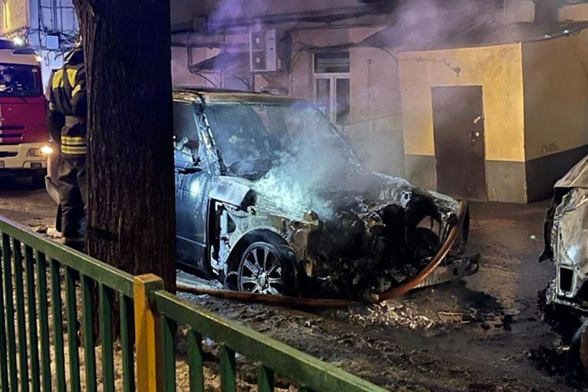 Момент поджога внедорожника Range Rover в центре Москвы попал на видео