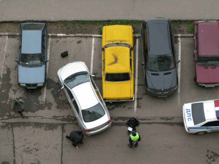 Без парктроника! Простой способ запарковать автомобиль впритык только, автомобиля, водитель,<br /><br />Парковаться лучше задом.<br /><br />Ближняя задняя парковка – навык, которым должен овладеть в совершенстве каждый водитель, так как именно она позволяет оставить машину на нужном месте в условиях острой нехватки свободного места. Начинать парковку следует с максимально близкой и удобной точки, предварительно установив колеса на линию парковки.<br /><br />После этого руль в зависимости от положения авто выворачивается влево или вправо до упора. Следом начинается движение под углом в 45 градусов в противоположную сторону относительно парковочного места. Как только в зеркале угол правого автомобиля, необходимо остановится и вывернуть руль до упора в сторону парковочного места. Сделав это начинаем медленно двигаться назад, постоянно контролируя ситуацию при помощи боковых зеркал. Заехав на парковочное место, останавливаемся, как только двери и зеркала вашего авто поравняются с таковыми у соседних машин.<br /><br /><p class=