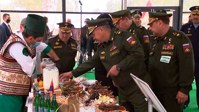 Шойгу посетил фестиваль кухонь народов мира, который проходит на Армейских играх