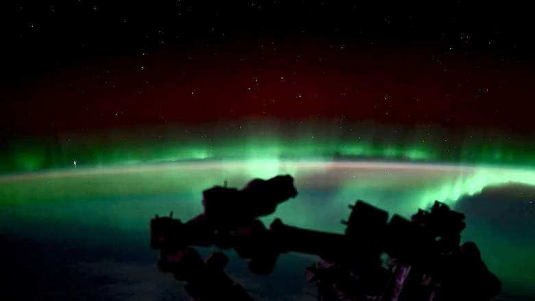 Астронавт Мэтью Доминик поделился съёмкой с МКС, демонстрирующей полярные сияния, звёзды и метеор в одном кадре
