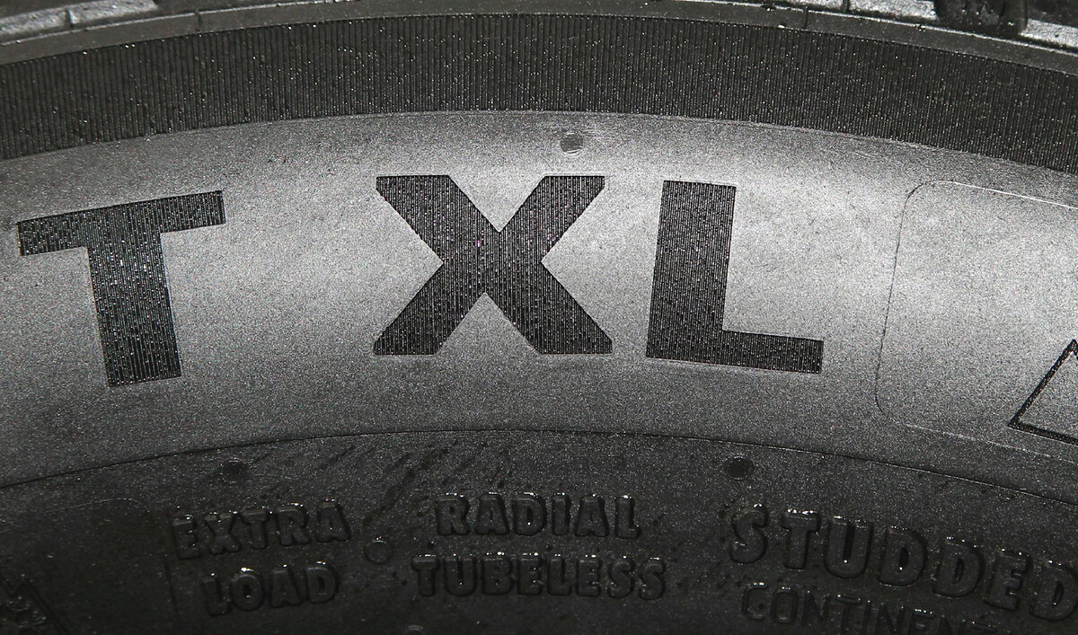 Сравнивая разные варианты шин одной и той же модели, часто можно увидеть, что некоторые из них помечены буквами "XL". Логика сразу навевает увеличенный размер резины, но это не так.