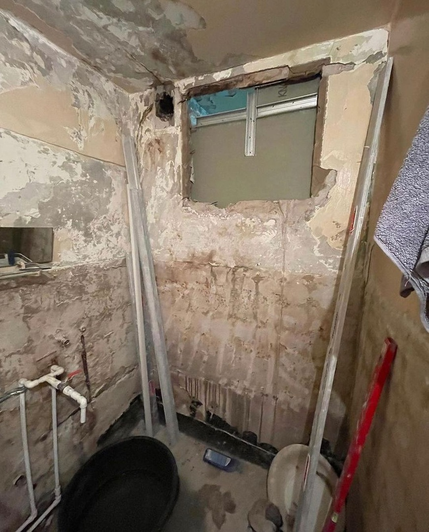 Ванная комната на 3 кв. м в хрущевке 1960 года постройки: как дверь может увеличить площадь! санузел, ванной, комнаты, чтобы, коридоре, здесь, картина, которая, полочки, переносят, паста, шампуни, полностью, также, смогли, крема, тянутьсяВладельцы, никуда, висит, ухода