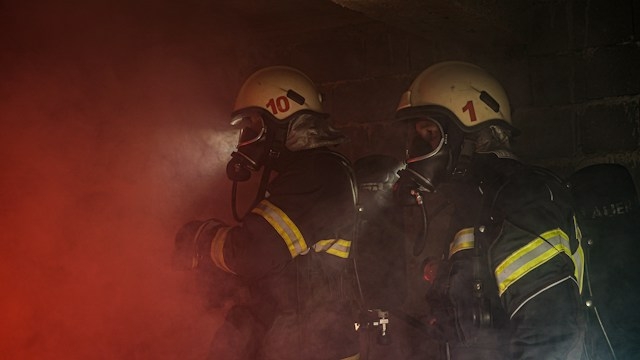 При тушении пожара в доме на Якорной эвакуировали 23 человека