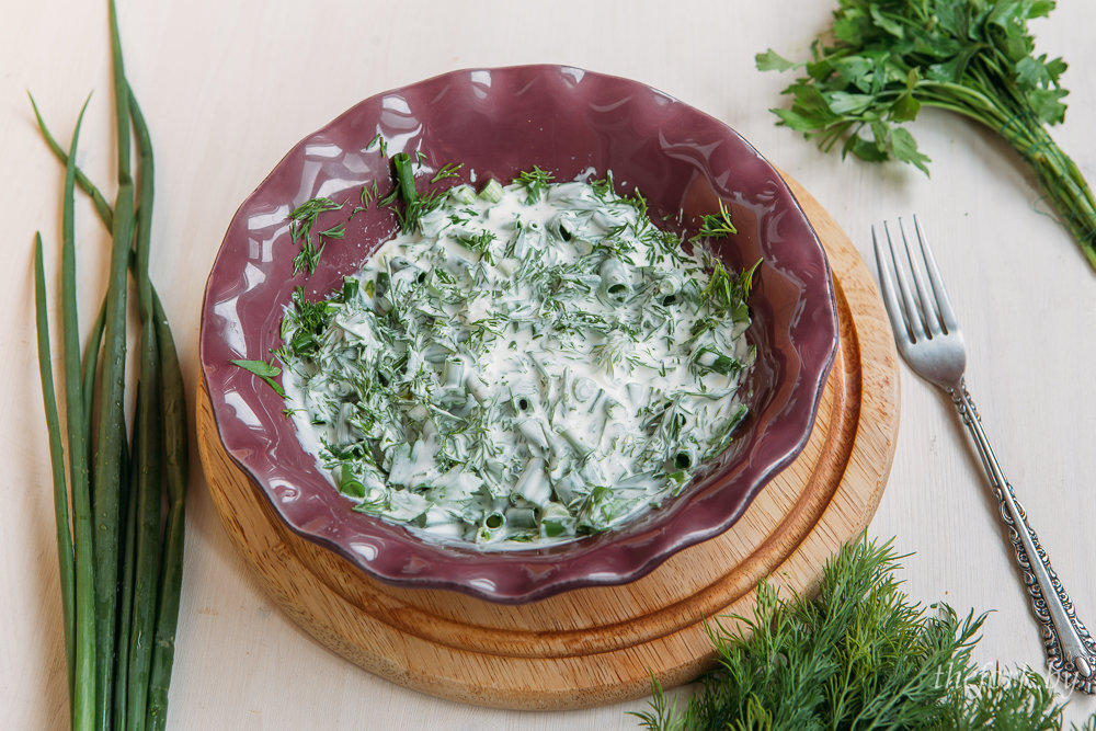 Укроп рецепты приготовления. Зелень для салатов. Салат из зелени со сметаной. Лук укроп салат. Салат лук со сметаной.