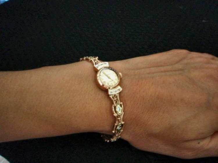 Краденные часы. Золотые часы Чайка Никка с браслетом. Золотой браслет на часы женские. Золотые часы женские с золотым браслетом.