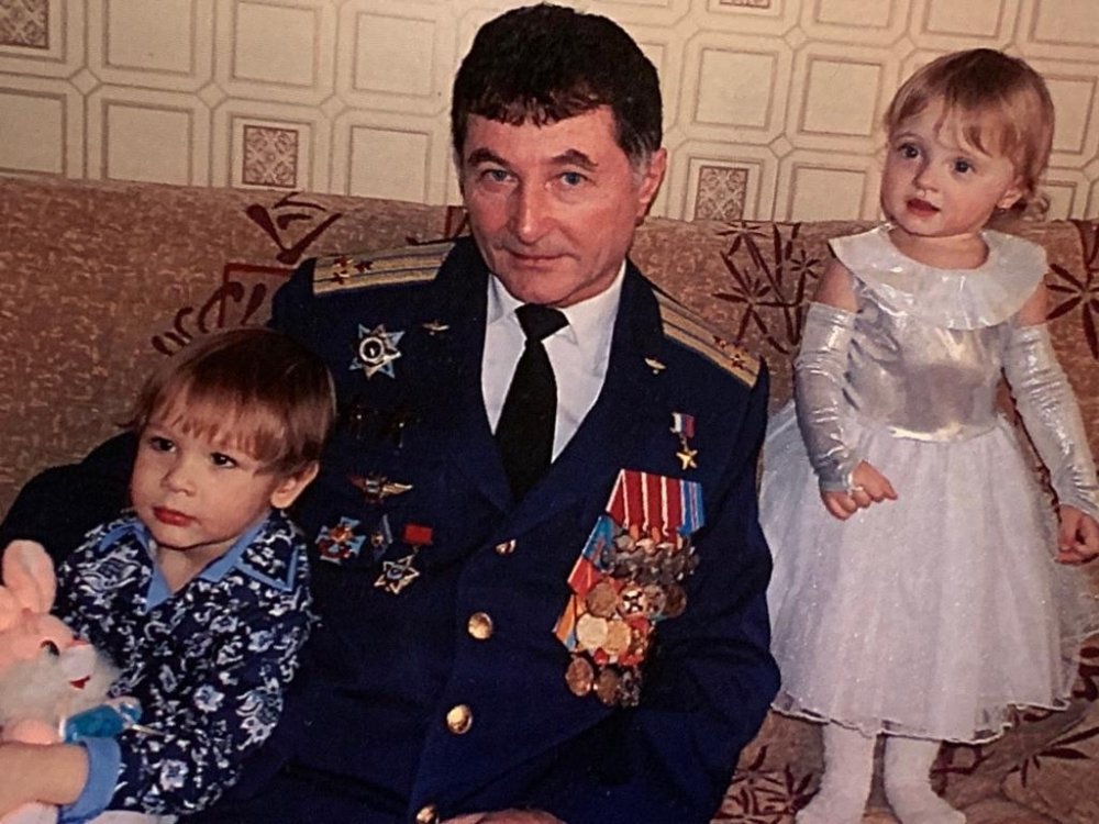 Самый титулованный российский военный с внуками Игорем и Полиной