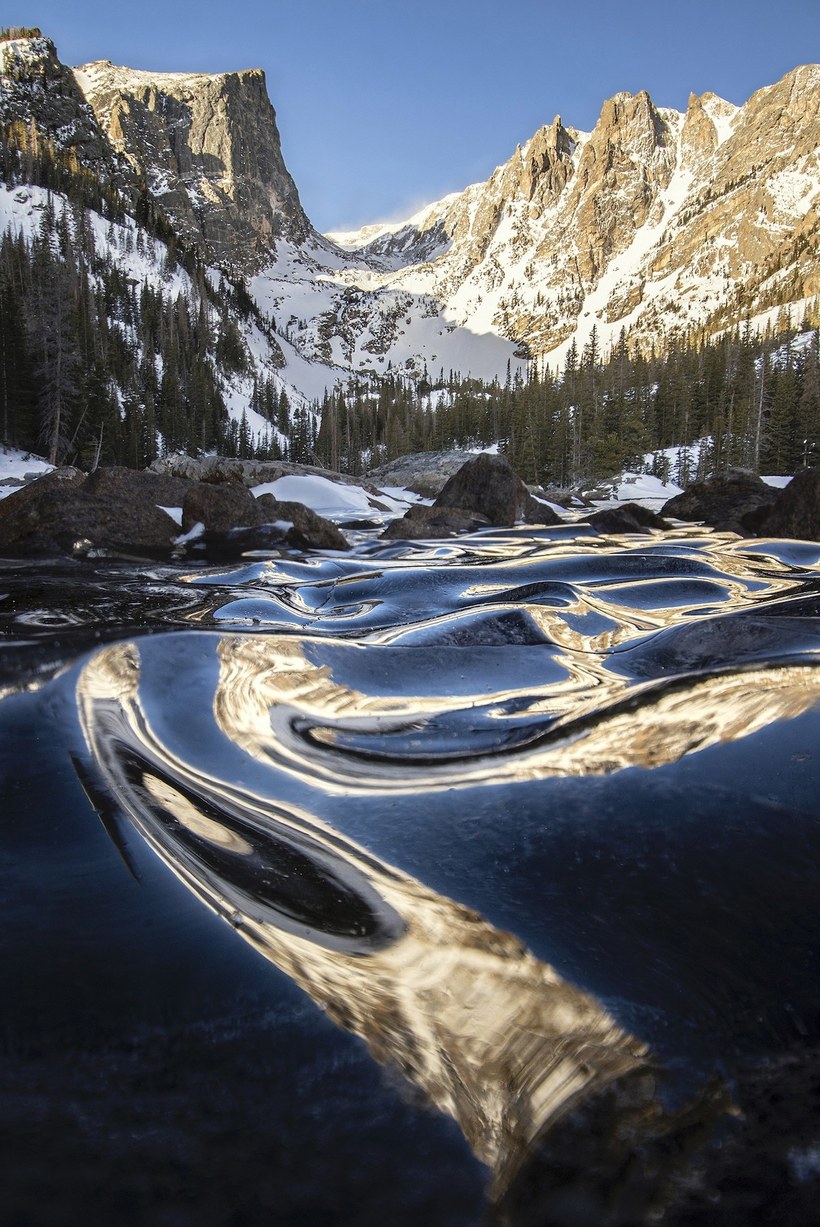 Фотограф запечатлел замерзшие волны озера Колорадо, они похожи на стеклянные дюны