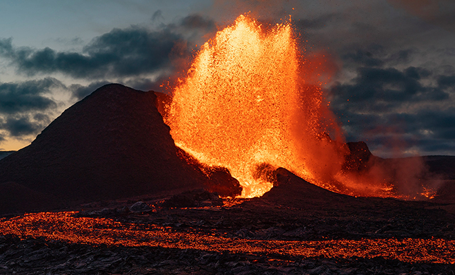 Дрон опустился в жерло извергающегося вулкана: видео