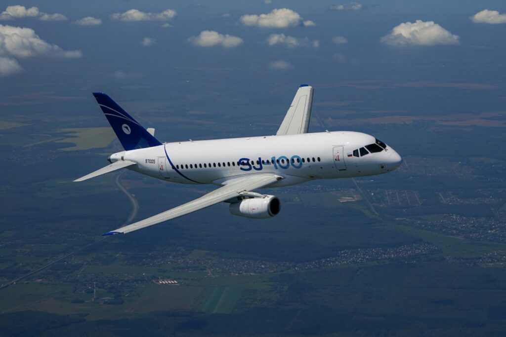Самолет Sukhoi Superjet 100 совершил аварийную посадку в Минводах