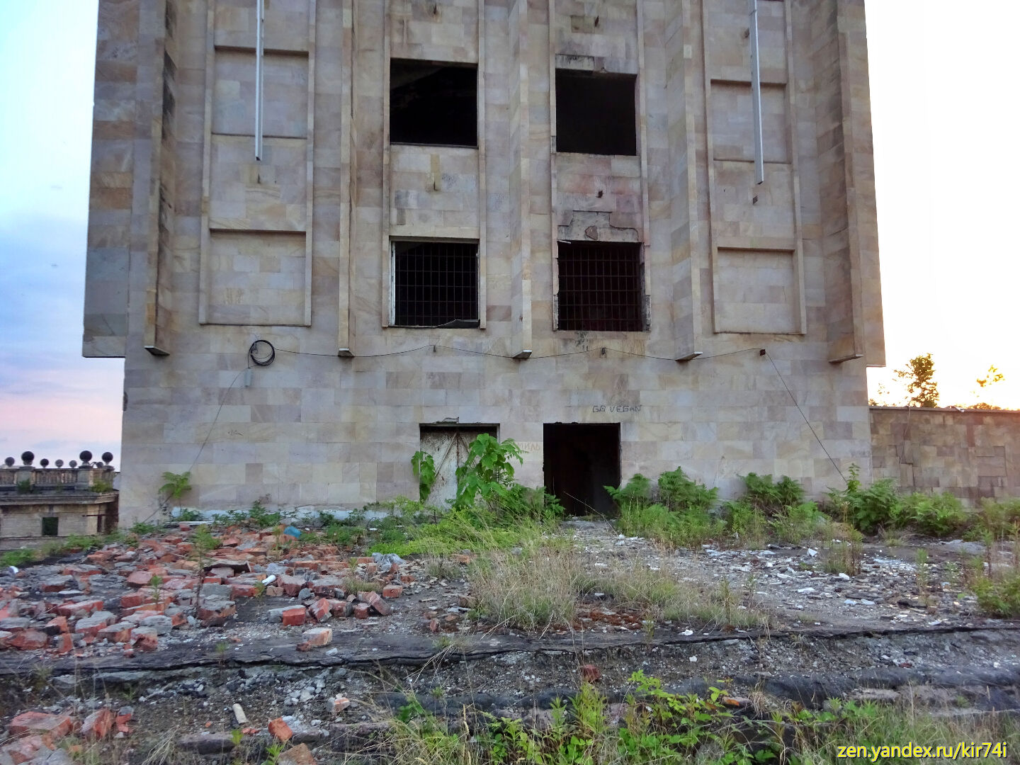 Заброшенный Совмин Абхазии. Часть 5. Как попасть на крышу основного здания, если нельзя, но очень хочется. Заброшенный Совмин Абхазии. Часть 5. Как попасть на крышу основного здания, если нельзя, но очень хочется.