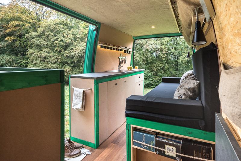 Уютный и комфортный дом на колесах из 16-летнего фургона