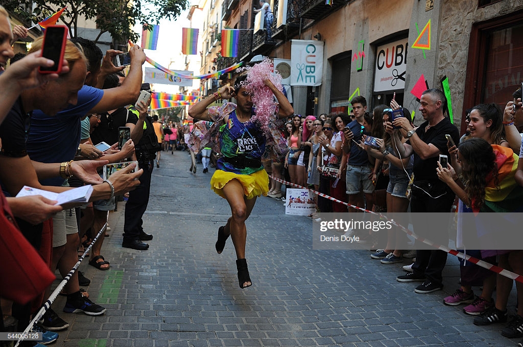 Не каждая женщина так сможет: в Мадриде прошел забег мужчин на каблуках курьезы,приколы,страны