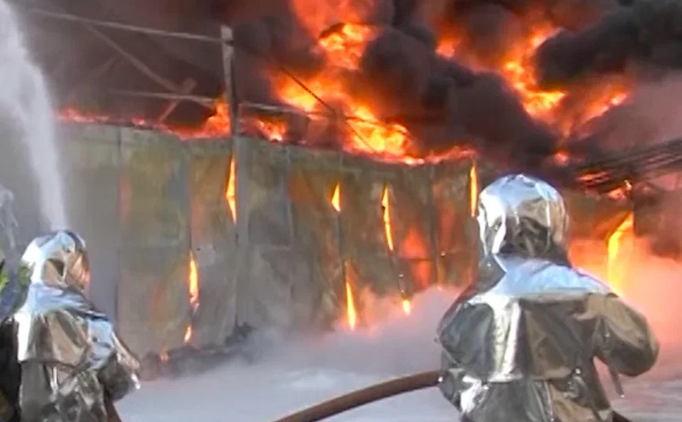 Жители слышали взрыв: В Подольске случился мощный пожар на складе с газовыми баллонами