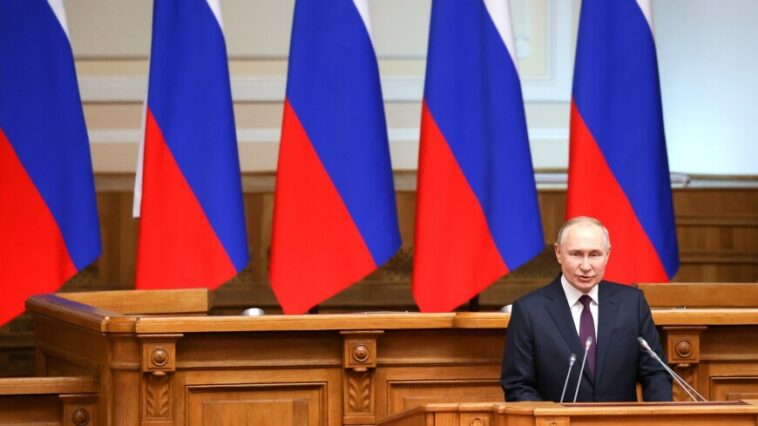Путин: Власти России должны не пережидать сложности, а использовать их для развития всех сфер