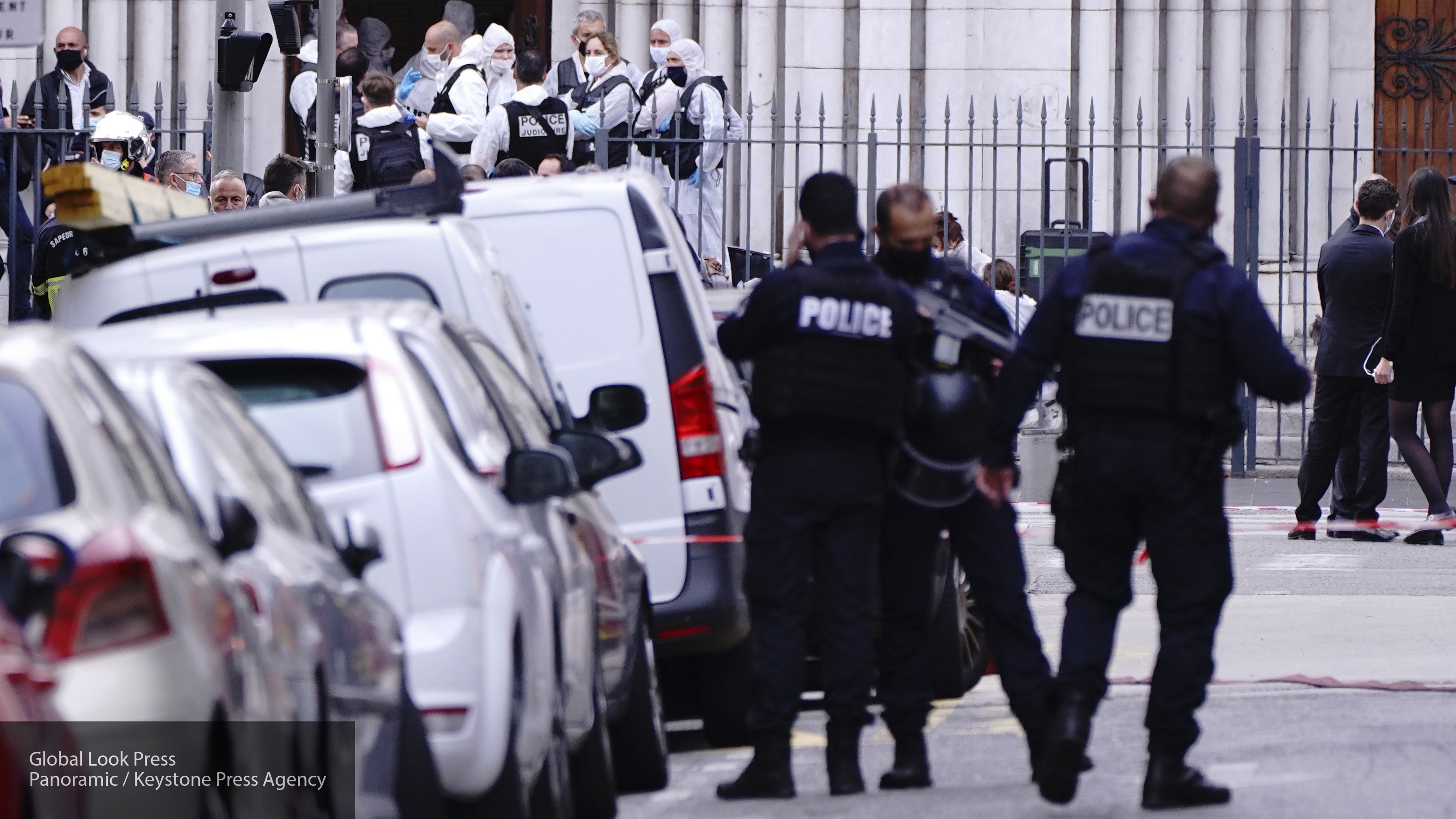 Политик нападение. Теракт во Франции в редакции. Редакция Шарли Эбдо теракт. Charlie Hebdo теракт во Франции.