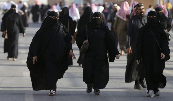 10 вещей, которые под запретом для женщин в Саудовской Аравии женщины,запреты,мир,общество,Саудовская Аравия
