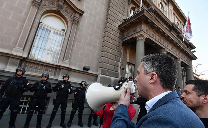 Вучич пригрозил ответом нанасилие состороны протестующих Вучич пригрозил ответом нанасилие состороны протестующих