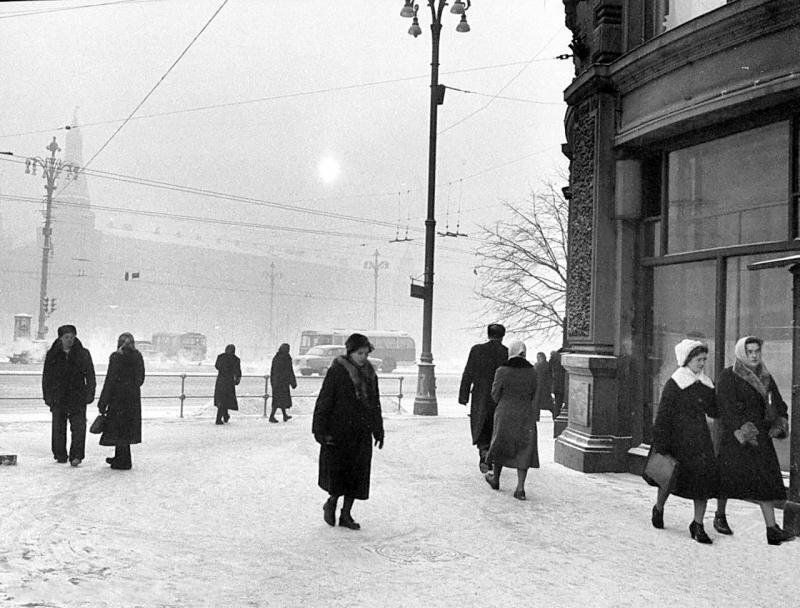 Фотографии зимней Москвы разных лет бульвар, вторая, половина, переулок, площадь, конец, годовЧистопрудный, 1940х, набережная, Националя, пруду, Новодевичьем, годовХоккей, заставы, Тверской, гостиницы, годГазетный, проспект, годЛенинградский, Сухаревский