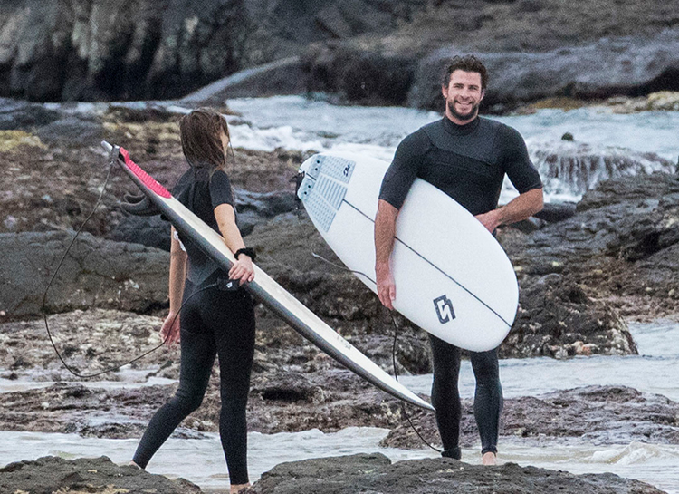 На своей волне: влюбленные Лиам Хемсворт и Габриэлла Брукс на острове Филиппа в Австралии На своей волне: влюбленные Лиам Хемсворт и Габриэлла Брукс на острове Филиппа в Австралии Звезды,Звездные пары