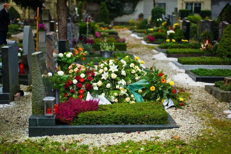 цветы на кладбище значение