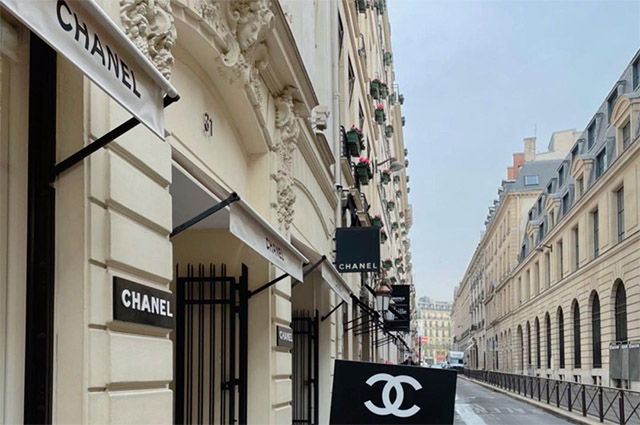 На бутиках Chanel в Париже появились портреты Гитлера. Это случилось после скандала с дискриминацией клиентов из России